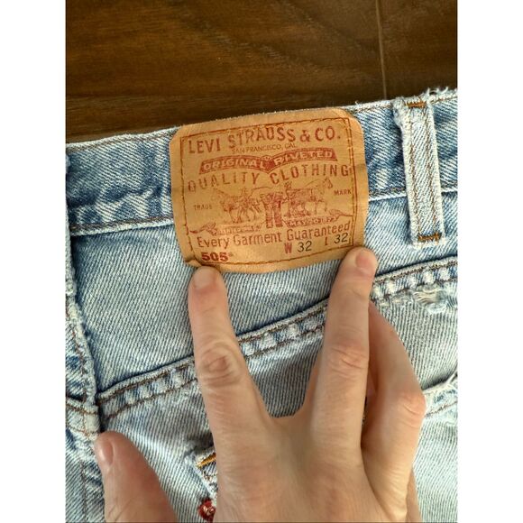 Vintage Levi’s 505 Jeans W32 Made in Canada Light Wash Straight Leg Distressed R - Picture 9 of 9